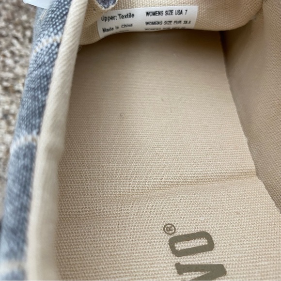 Crevo Womens size 7 slip on shoes gray striped memory foam new with tags - Picture 8 of 9